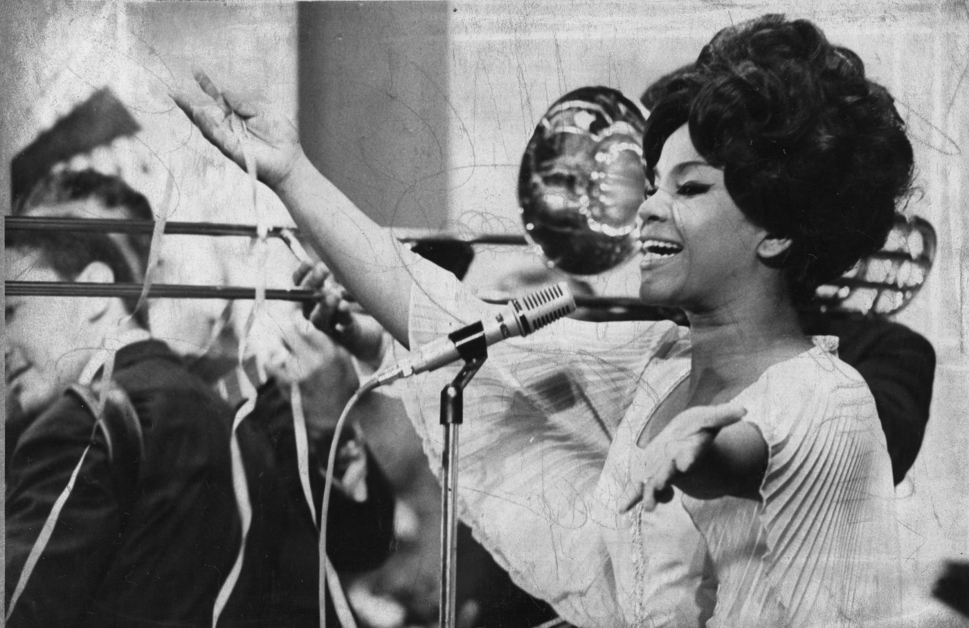 AINDA HOJE : ESPECIAL E REPRISE : DAMA ELZA SOARES. A ETERNA RAINHA DO CABARÉ E SAMBA BRASILEIRO. ASSISTA  E COMPARTILHE. https://youtu.be/GFjvrb9ecaQ https://www.ebiografia.com/elza_soares/